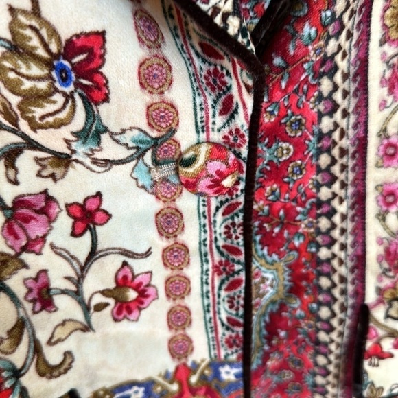 SFIZIO Printed Velvet Blazer
$548 original retail size says 2 but fits up to 6 - Picture 13 of 16